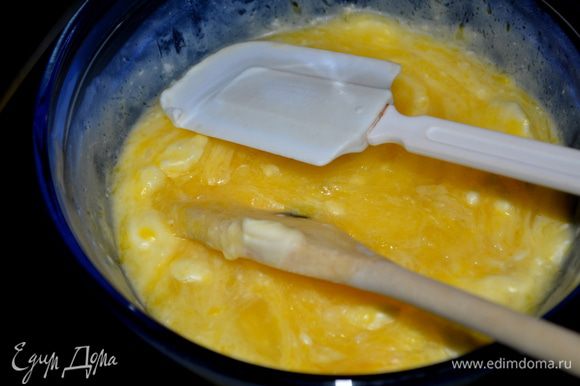Яйца слегка взбить с сахаром, добавить размягченный маргарин (у меня слив.масло).
