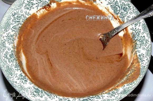 Для глазури сливочное масло кладем в тарелку и ставим ее на водяную баню. Когда масло растает, добавляем какао и сахарную пудру, размешиваем и даем раствориться. Кладем сметану, быстро перемешиваем.