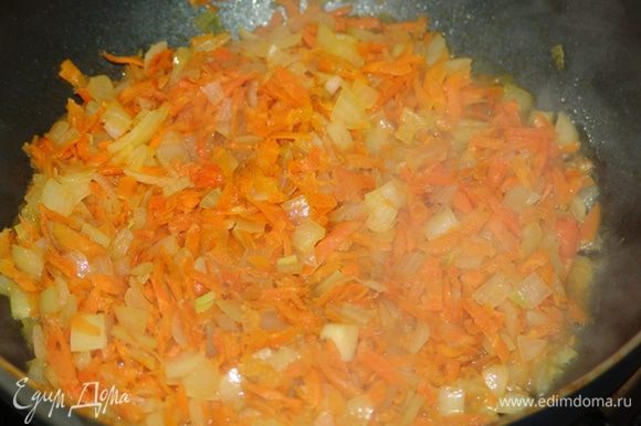 Морковь натереть на крупной терке, добавить нарезанный репчатый лук и пассеровать на растительном масле. Добавить томатную пасту, тертое яблоко, соль-перец.