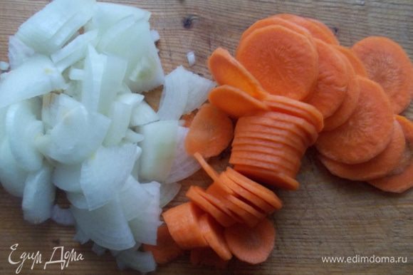 Морковь и лук почистить и порезать.