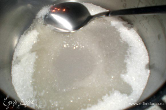 Варим сироп из 1/2 стакана сахара и 3 ст.ложки воды.