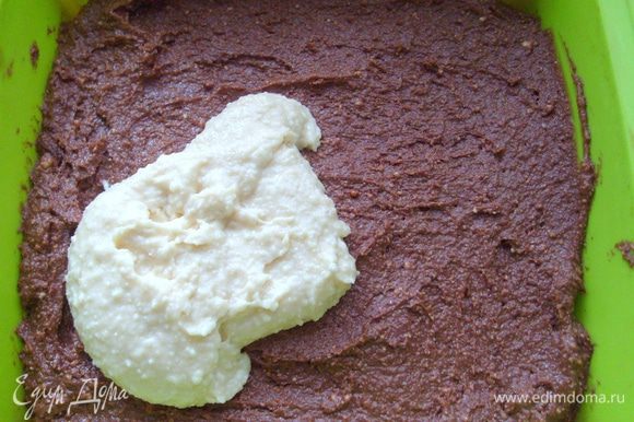 Перелить в прямоугольную или квадратную форму вначале тесто с темным шоколадом, затем с белым. Присыпать коричневым сахаром и выпекать в разогретой до 175 С духовке на 30 минут.