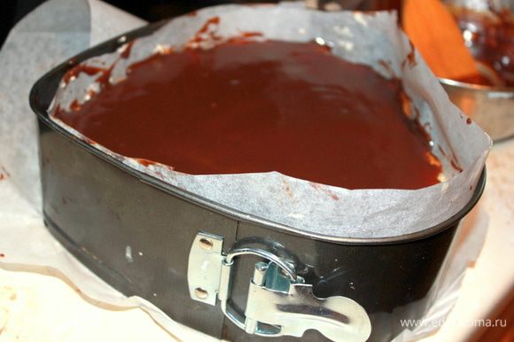 Для глазури шоколад растопите с маслом и медом на водяной бане, достаньте застывший торт из формы и распределите глазурь по торту. Дайте застыть в холодильнике 1 час и подавайте.