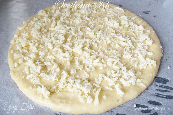 Следить, чтобы не было зазоров между тестом. Разровнять при необходимости. Посыпать сыром, перцем и поставить в разогретую духовку на 30 минут.