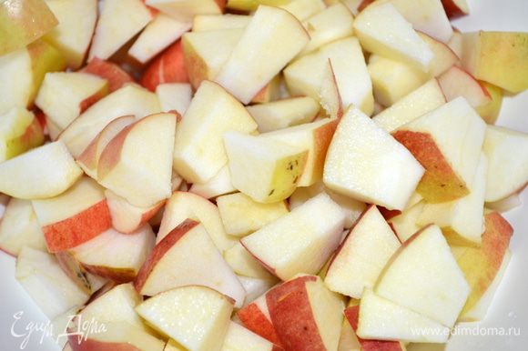яблоки режем на кусочки