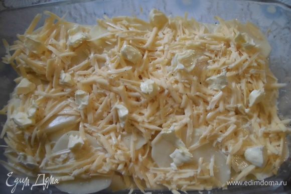 Сливки смешать с молоком, также посолить и поперчить. Сыр натереть на терке и присыпать им картофель. Полить запеканку сливочно-молочной смесью. Сверху разбросать небольшие кусочки сливочного масла.