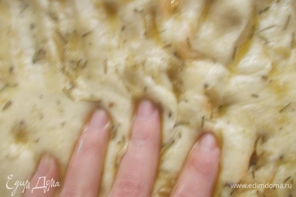 Розмарин, чеснок, соль и оливковое масло растереть в ступке. Полить сверху тесто и пальцами помять его, как бы втирая масло.