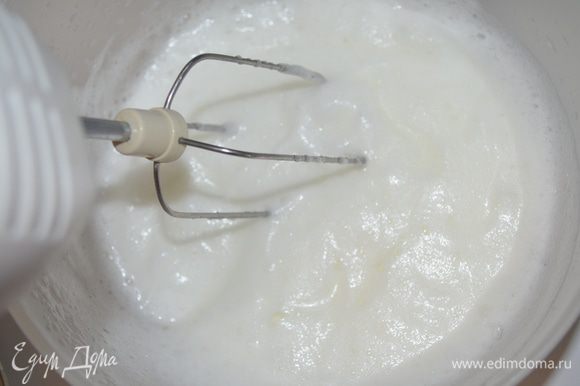 готовим начинку: белки взбить в крепкую пену с щепоткой соли