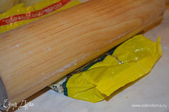 орехи кладем в пакет и прокатываем скалкой, можно также просто изрубить ножом или в блендере