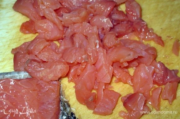 Блинный пирог с красной рыбой и сливочным сыром и блинный рулет с красной рыбой, белым сыром и зеленью