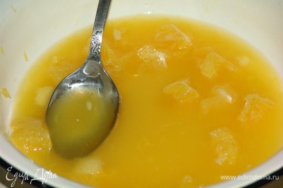 Овсянку измельчите в блендере, мелко нарежьте орехи. Из апельсинов выжмите сок, добавьте в него мед и сахар.