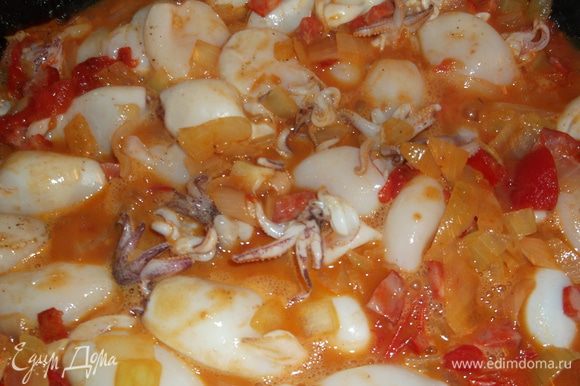 Теперь добавляем томатную пасту, лавровый лист и кальмары(не режем добавляем целиком,если даже крупные)солим,перчим,перемешиваем,закрываем крышкой и оставляем на 15-20 минут,пока кальмары не станут мягкими.