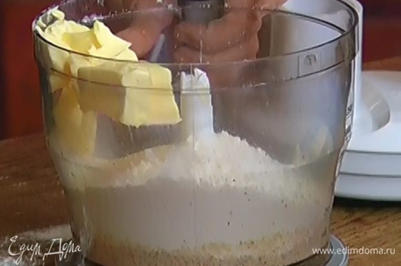 Нарезать 150 г предварительно охлажденного сливочного масла кубиками и добавить в блендер к миндалю.