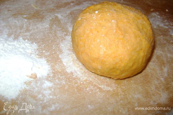 Тесто: Муку просеять на стол, сделать углубление, добавить соль, растительное масло, желтки и тыквенное пюре.Замесить не липнущее к рукам, мягкое тесто.