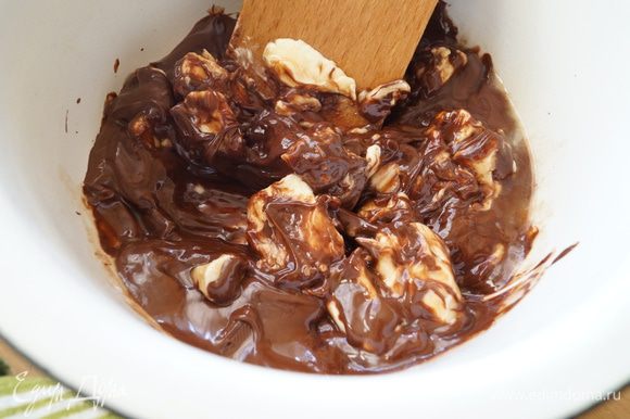 Шоколад соединить с размягченным сливочным маслом