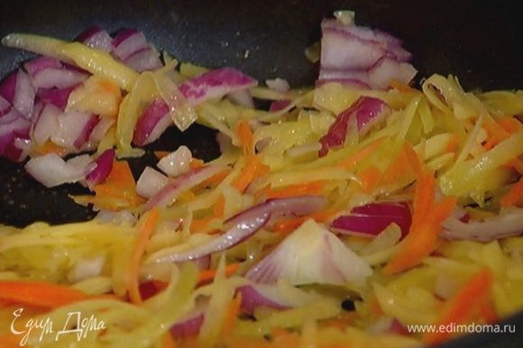 Лук почистить, мелко порубить и добавить в сковороду с овощами.