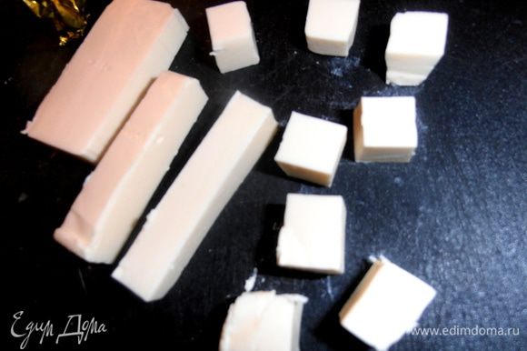 Сыр (или брынзу) нарезаем маленькими кубиками... Это будет начинка для мясных шариков.