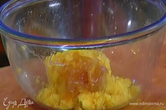 Перемешать измельченные апельсины с апельсиновым вареньем.