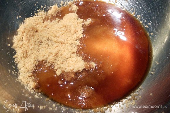 Все просто: в большой миске соединить сахар, ванильный экстракт, растопленное сливочное масло, перемешать.