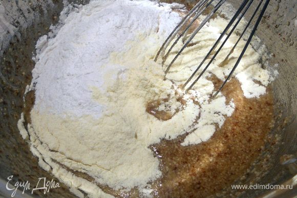 Добавить молотый анис, соль, муку и миндаль (муку и орехи добавляйте постепенно, замесить мягкое, достаточно влажное (не сухое) и эластичное тесто, при необходимости добавьте еще муки/орехов. Охладить минут 20 в холодильнике.
