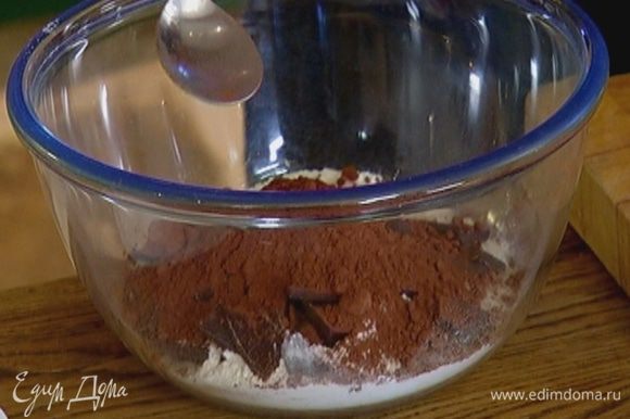 Муку перемешать с шоколадом, какао, сахаром, разрыхлителем и солью.