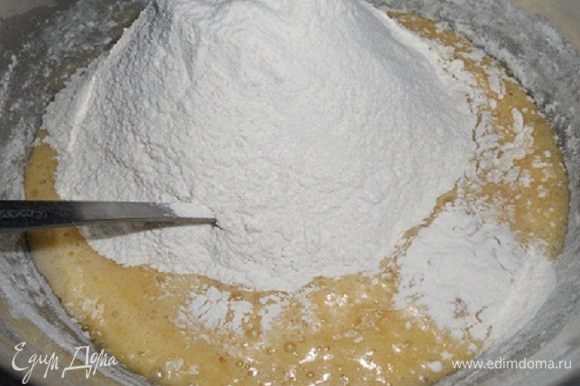 Всыпать муку (450 г) частями, добавить соль и соду и вымешать до однородности. Муки может пойти меньше или больше, ориентируйтесь по густоте.