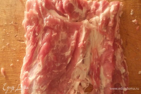 Разрезать мясо так, чтобы получился пласт.