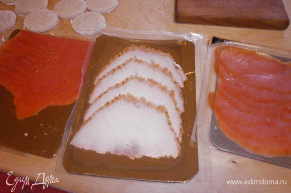 Выдавить диски диаметром 4 см. из хлеба и из пластинок рыбы.
