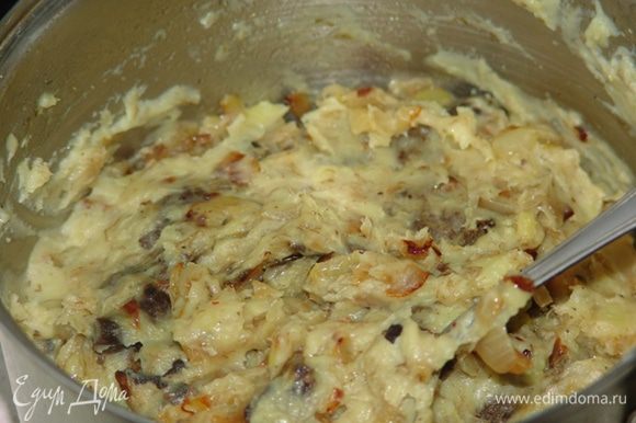 Начинка 1: Приготовить начинку. Картофель отварить, приготовить пюре, добавить молоко. Обжарить лук, добавить в пюре лук и грибы. Соль-перец.