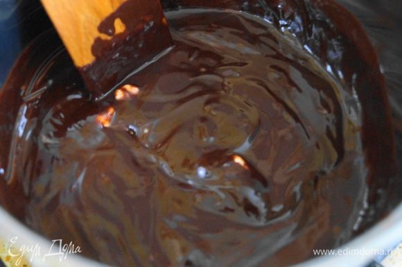 В кастрюле, с толстым дном, разогреть шоколад постоянно помешивая, добавить в него размягченное сливочное масло, сахар, дать всему растопиться и влить кофе. Снять с плиты и дать остыть
