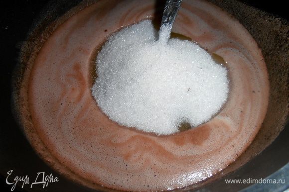 Растворяем сахар в масле,пока не остыло.