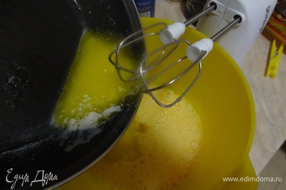 Растопить маргарин (или сливочное масло), влить тонкой струйкой в яичную смесь - продолжить перемешивать миксером.