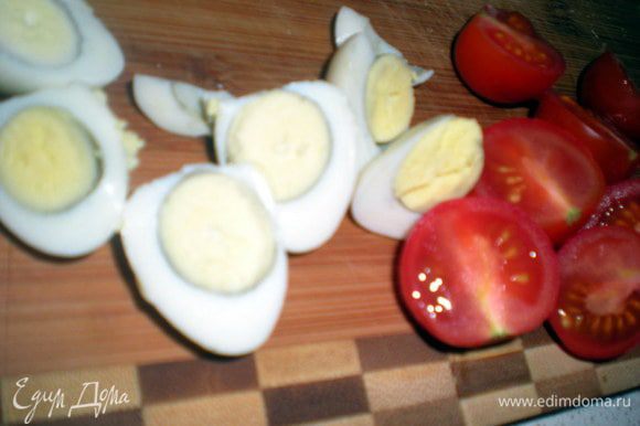 Яйца отварить, почистить и разрезать пополам, помидоры черри пополам, руколу помыть, обсушить и добавить к салату.