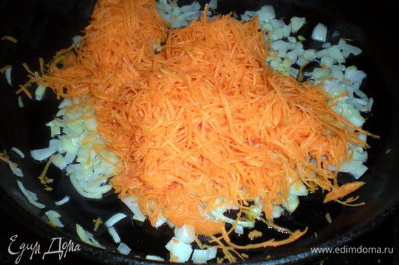 Лук нарезать,морковь натереть и обжарить на растительном масле.