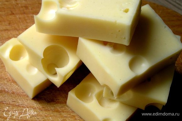 Сыр нарезать порционными кусочками, толщиной 1-1,5 см.