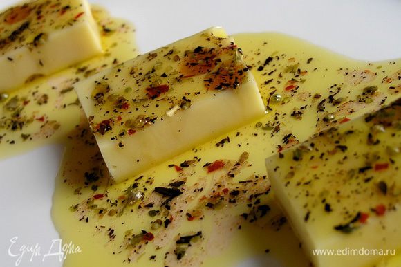 Выложить на подогретое блюдо, полить маринадом. Оставить сыр мариноваться при комнатной температуре около 1 часа.