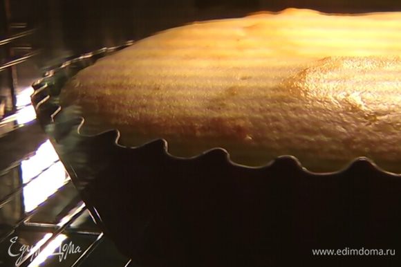 Когда пирог поднимется и на нем образуется золотистая корочка, понизить температуру в духовке до 160°С и выпекать еще 15 минут (духовку не открывать!).