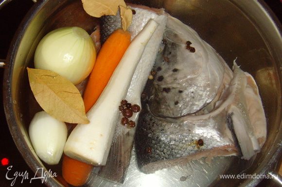 Из рыбы сварить бульон (луковица, корешки, специи ). Бульон немного охладить и процедить.