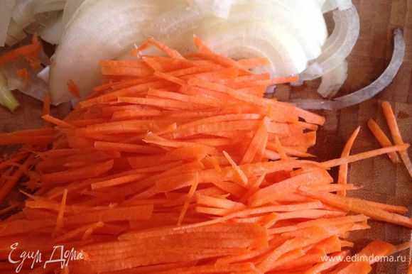 пока гребешок маринуется, подготовить овощи, лук порезать полукольцами, морковь, огурец, болгарский перец - тонкой соломкой, чеснок можно мелко порезать или подавить