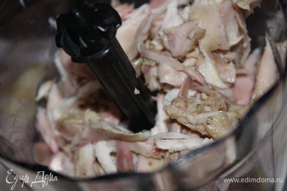 Мясо рубим крупно ножом или измельчаем в блендере в импульсном режиме.