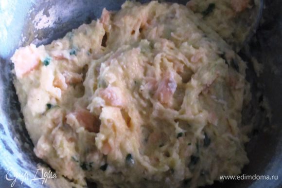 В картофельное пюре добавить муку,яйцо,зелень,лосось,соль,перец и всё хорошо перемешать .