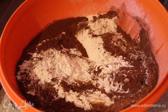 В миске смешать просеянную муку с разрыхлителем,какао-порошком,содой и ванильным сахаром.