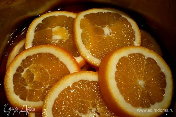 Варим сироп из сахара и воды. В одну кастрюльку раскладываем слоями лимон с апельсином, в другую - киви. Каждый слой фруктов поливаем сиропом и кладем следующий слой фруктов, завершаем сиропом. Каждую емкость закрываем вырезанной по диаметру кастрюли пергаментной бумагой, слегка придавливаем, можно поставить груз (апельсины я придавливала грузом, а киви нет). Ставим на 24 часа настаиваться.