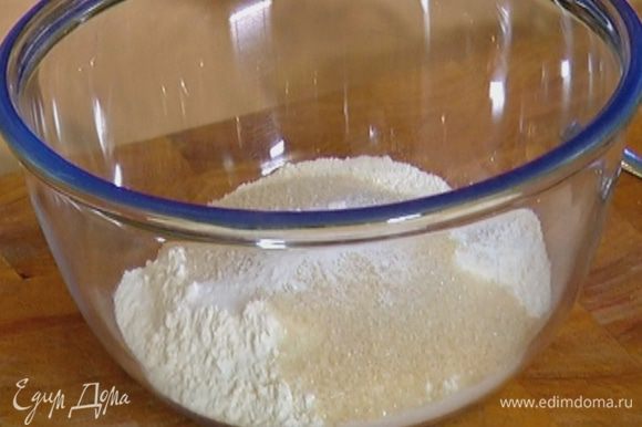 Муку перемешать с сахаром, разрыхлителем, содой и солью.