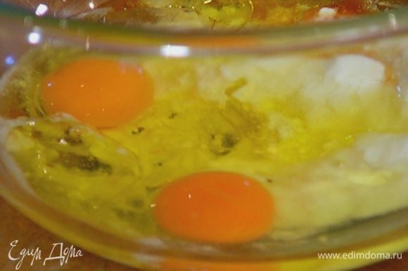 Йогурт взбить миксером вместе с оливковым маслом, яйцами и ванильным экстрактом в однородную массу.