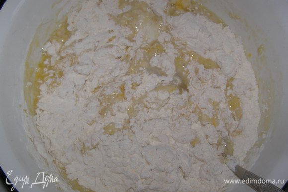 В просеянную муку ввести растопленный и охлажденный маргарин, 2 яйца и белок, добавить дрожжевое молоко.