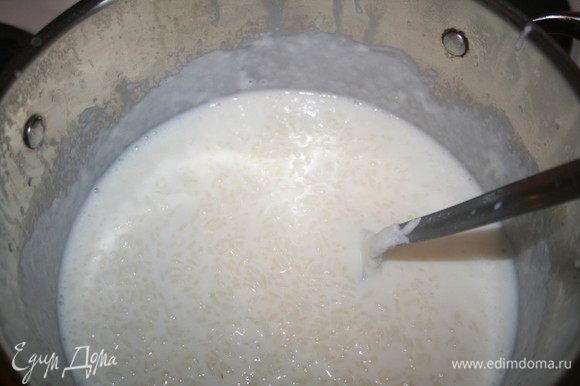 Сварить рисовую молочную кашу и немного охладить её.