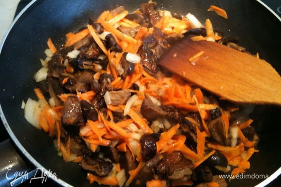 Морковь потереть на крупной терке, лук мелко нарезать. добавить обжариваться к грибам...
