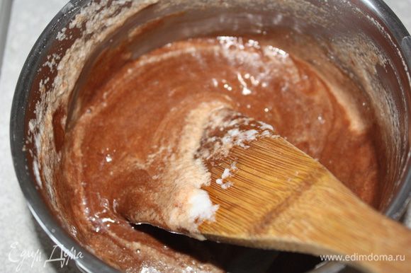 Частями добавляем взбитые белки в шоколадную массу,аккуратно вымешивая.