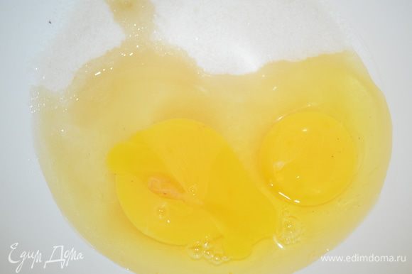 Пока основа печется делаем бисквитный слой: яйца взбиваем миксером с сахаром в пышную массу